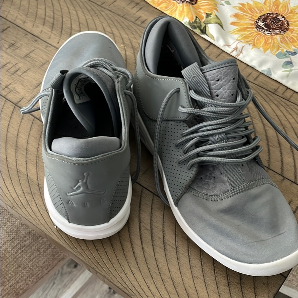 Jordan Gray Low-Top Sneakers with Minimalist Design-gently worn